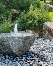 Quellstein Granit L90cm Naturstein Brunnen Komplettset Gartenbrunnen Springbrunn