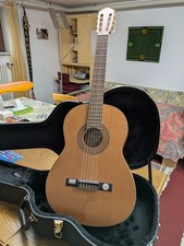 Akustik-Gitarre gebraucht aus Zedernholz