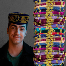 Orientalischer folkloristischer Fez, authentischer türkischer Fès, handgefertigte Mütze, exotischer ethnischer Hut