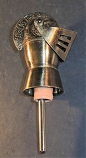Ritterhelm aus Metall als Ausgießer