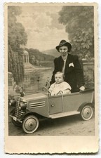 Photo small child in pedal car
