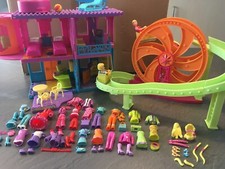 Polly Pocket Hotel Resort mit Achterbahn 2 Puppen und viel Silikon Kleidung