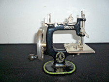 ANTIK SINGER MINI SPIELZEUG NÄHMASCHINE MIT ÖLER GUSSEISEN KURBEL USA MODELL