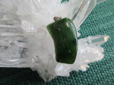 Jade-Nephrit- Freeform- Kettenanhänger mit 925er Silberöse