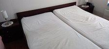 Ehebett 2x2m mit passende Nachttischchen zu Verkaufen für 150€. Mahagoni 