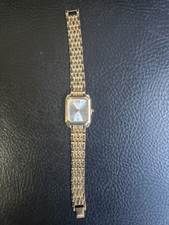 Schicke goldene Uhr im Tank