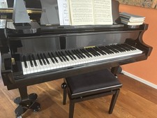 schwarzer Stutzflügel von Bechstein