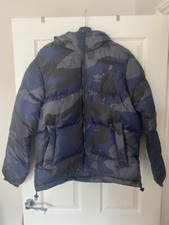 Adidas Originals Puffer Jacket UK Size S, Blue Camo Neu mit Etikett UVP 199,99£.