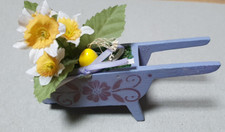 kleine Holzschubkare mit Blumen Deko Dekoration Schubkarre mit Blumen