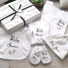 PERSONALISIERTE BABY GESCHENK Box Set Unisex Fußabdruck Babyparty Neu Baby Strampler