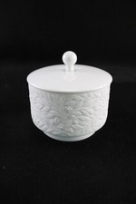 Schöne Bisquit Deckeldose von