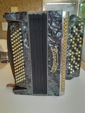 Antikes AKKORDEON Marke Pirandelli mit Koffer. Ca. 700 €