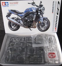 Honda CBR 1000 F von Tamiya im