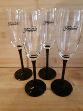 Freixenet: Vier Sektgläser mit schwarzem Stiel