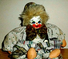 Clown-Puppe,Deko-Figur,-Sammlerpuppe -sitzend -13cm hoch , insgeamt 20cm groß , 