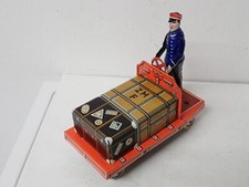 Ganz seltenes Blechspielzeug: Fahrer mit Kofferwagen, Made in US Zone Germany