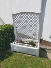 Blumenkästen mit Rankgitter