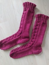 weinrote handgestrickte Socken