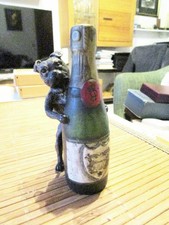 alte Wiener Bronze Mops hält