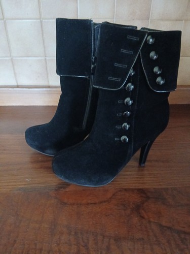 Schwarze samtstiefel mit - samtstiefel,