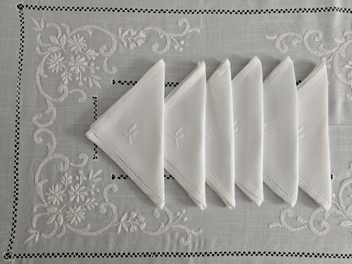 Tischdecke handbestickt