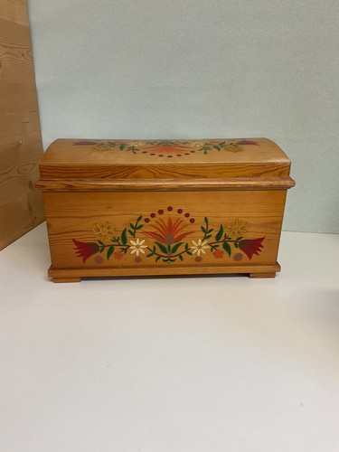 Alte kleine runddeckeltruhe - alte,
