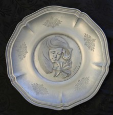 Großer Zinnteller Frau mit