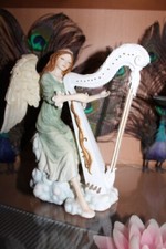 Veronese Harfe spielender Engel, sitzend mit Konzertharfe, weiß/ mint, 21cm