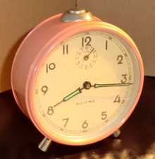 BLESSING vintage WECKER Komplikation Aufziehwecker 92mm BLECH/ GLAS altrosa 1965