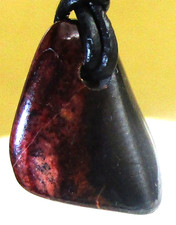 SUGILITH  Trommelstein gebohrt