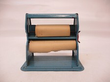 X-37314	Älterer DDR Max Küffner Puppenkaufladen-Papierabroller, Blech