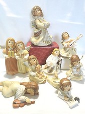 Goebel Engel Träumerle mit Puppe  Katze , schlafend mit Geige , Feder champagner