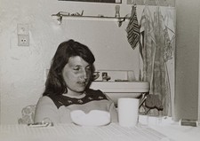 Junge Frau sitzt mit