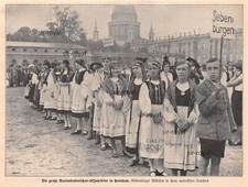 Mädchen in Tracht aus