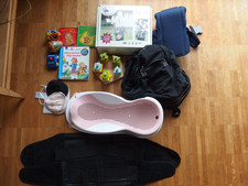 Konvolut Babysachen Badesitz, Babytrage, Spielzeuge 12 Teile