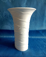 M. Frey für AK Kaiser - Vase - Biskuitporzellan - 0664 - Signiert.