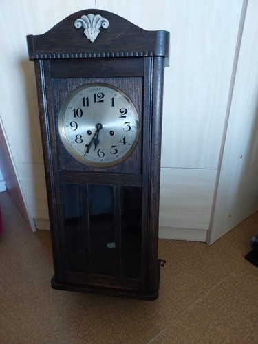 Antike wanduhr mit - wanduhr, pendel