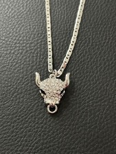 Ungetragene Kette aus Edelstahl mit Stierkopf von der Marke Donia