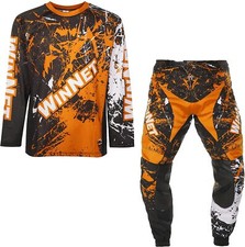 Kompletter anzug mit shirt - mit, und