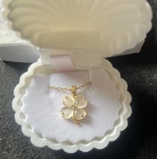 Klassische Weiße Vierblättrige Kleeblätter Halskette, Edelstahl mit Glasmosaik.