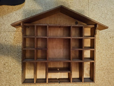 HOLZVITRINE - SAMMLERVITRINE in Hausform -Setzkasten -64 x 53 cm