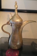 Dallah, alte orientalische Kaffeekanne, Messing, Spitzdeckel  31 cm