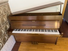YAMAHA 106 Klavier Nußbaum (ca 1975) mit Hocker - Topzustand