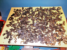 500 alte schwarze Einzelteile