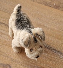 Alter Hund Kuscheltier