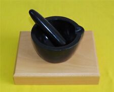 Staatsgeschenk Granit Mörser mit Stößel auf Holzplatte Steinmörser mit Ausgießer