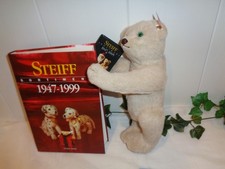 Steiff Bärchen Sorty mit Knopf, Schild und Fahne und einem Steiff-Buch, guck!