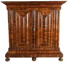 Antiker Barock Züricher Wellenschrank ähnlich Frankfurter Wellenschrank Nussbaum