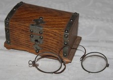 kleine Holz Kiste / Truhe + alte Brille (40)