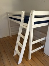 Hoppekids Hochbett mit angeschrägter Leiter